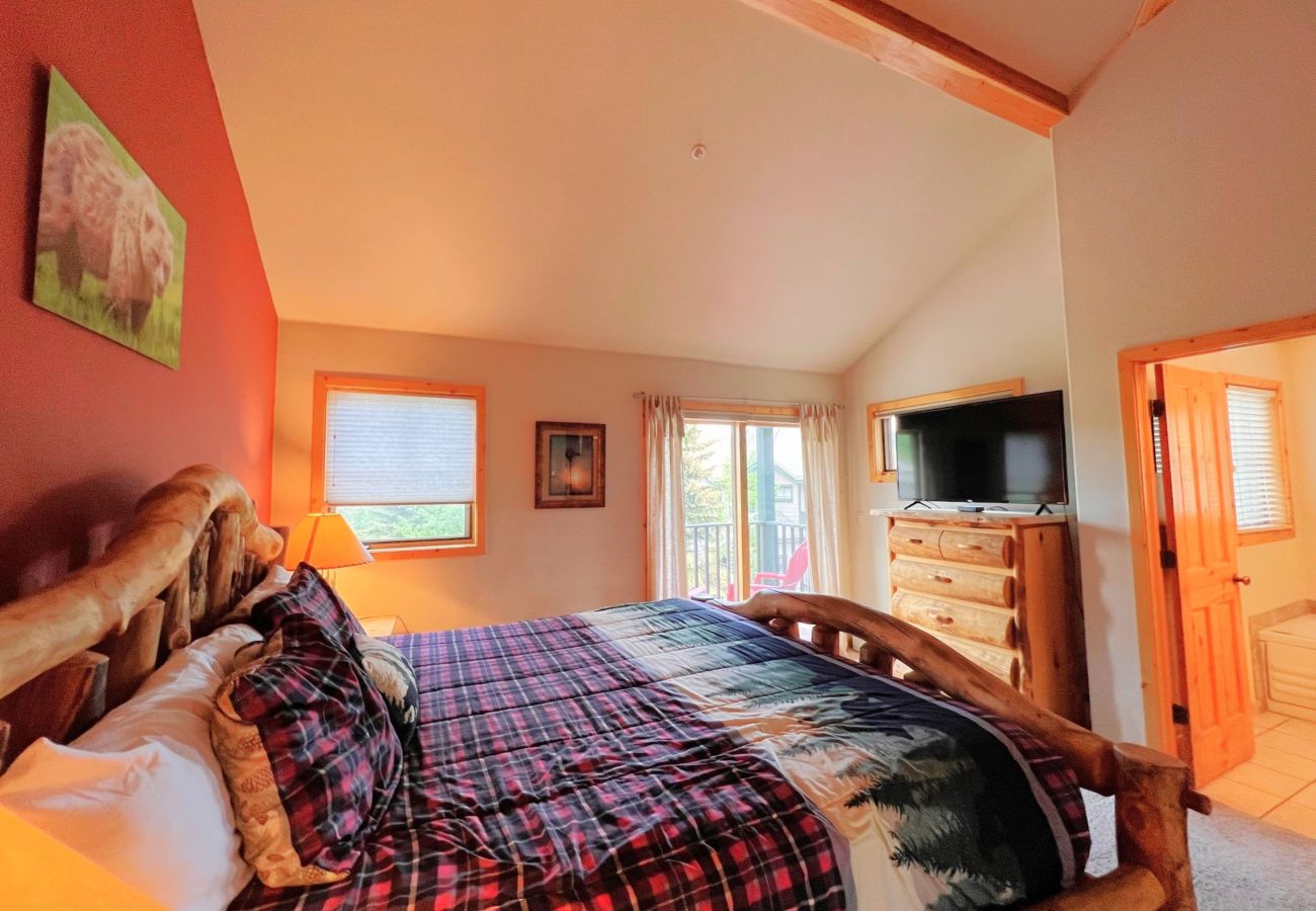 Condominium in Breckenridge - Ski-In 4 O'clock Run Walk to Main St Hot Tub Play!