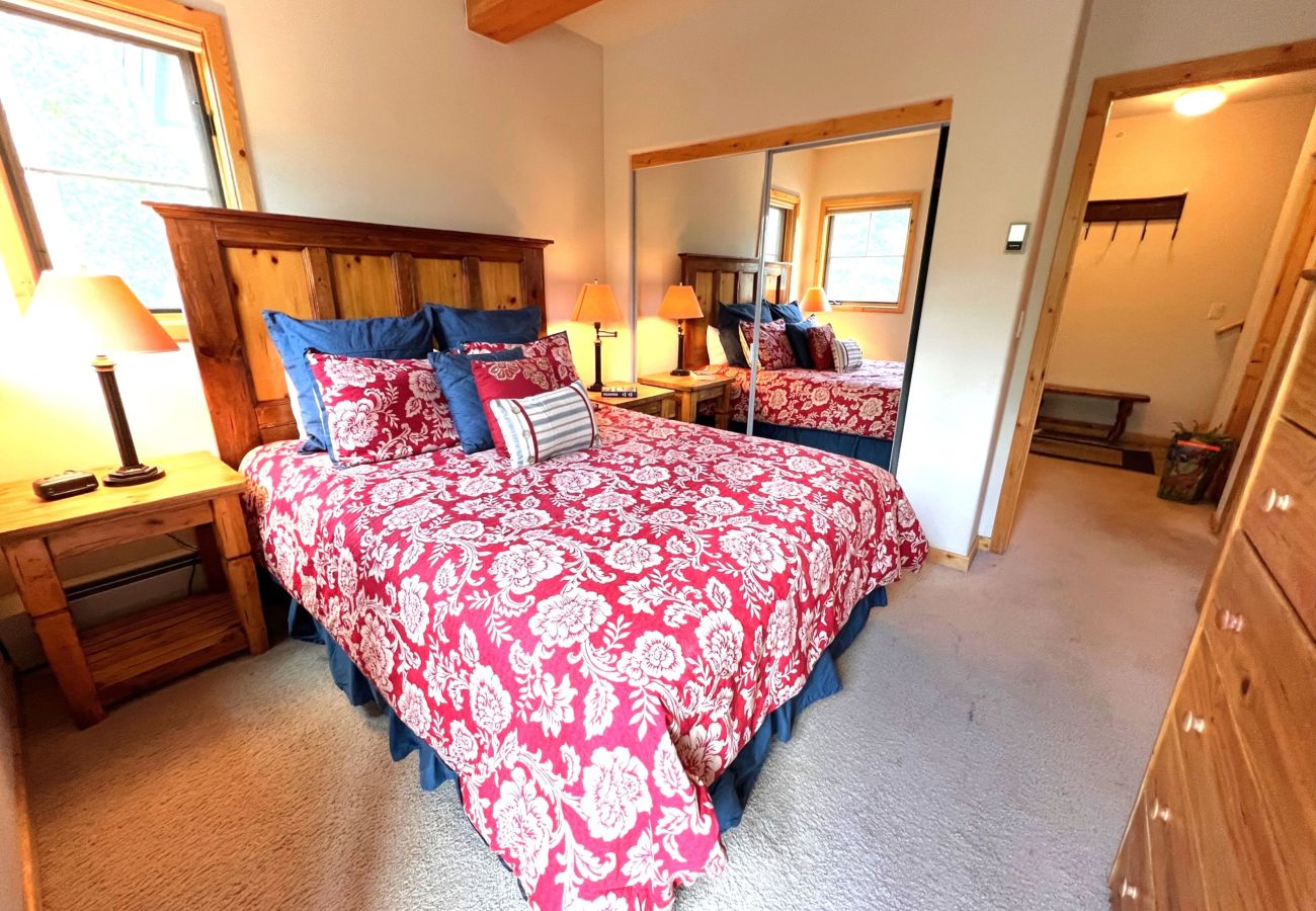 Condominium in Breckenridge - Ski-In 4 O'clock Run Walk to Main St Hot Tub Play!