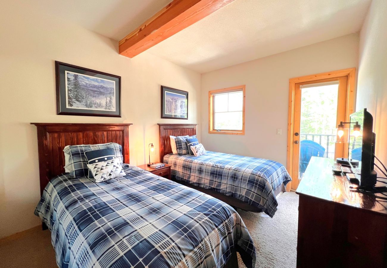 Condominium in Breckenridge - Ski-In 4 O'clock Run Walk to Main St Hot Tub Play!