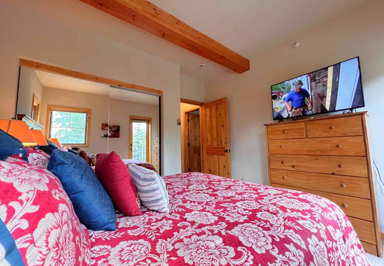 Condominium in Breckenridge - Ski-In 4 O'clock Run Walk to Main St Hot Tub Play!