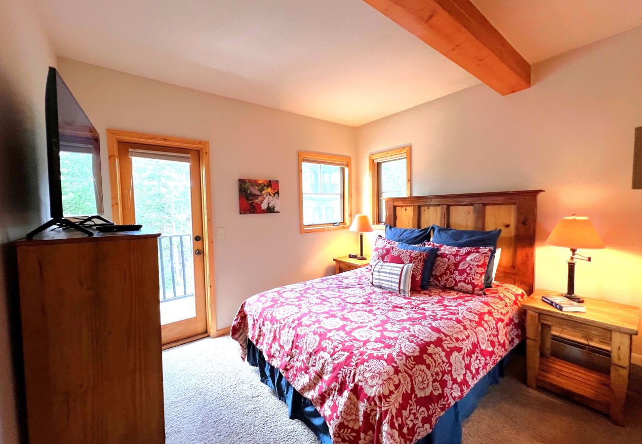 Condominium in Breckenridge - Ski-In 4 O'clock Run Walk to Main St Hot Tub Play!