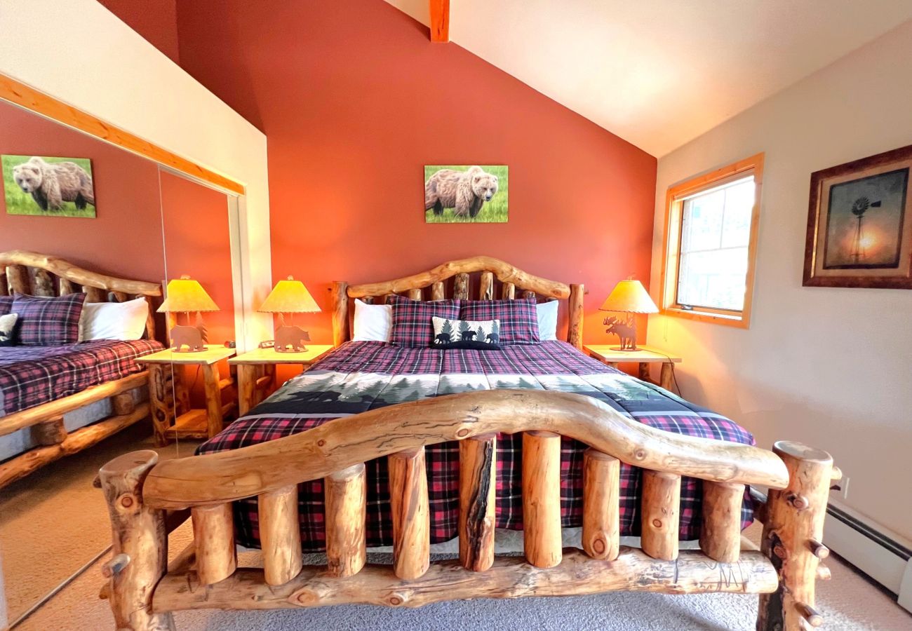 Condominium in Breckenridge - Ski-In 4 O'clock Run Walk to Main St Hot Tub Play!