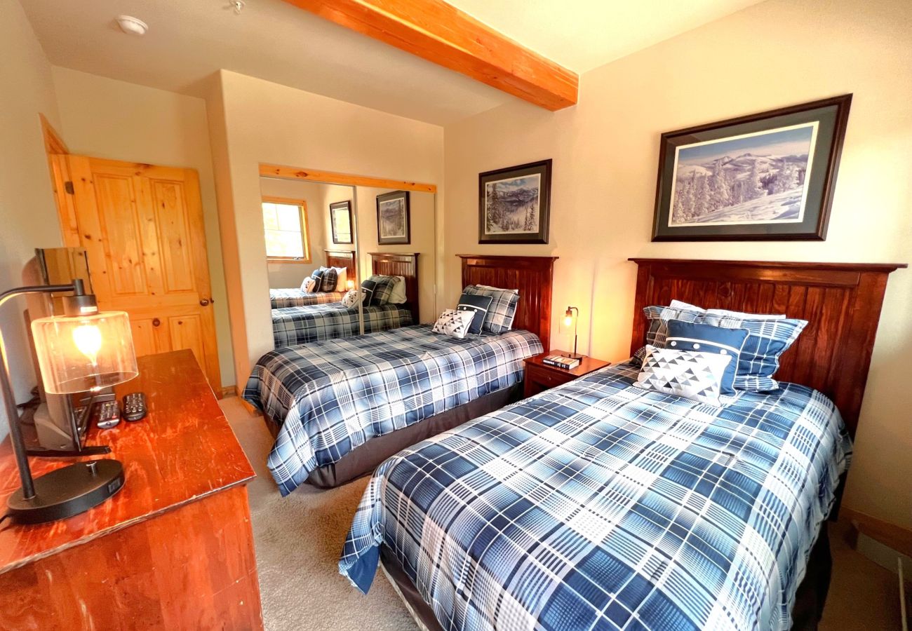 Condominium in Breckenridge - Ski-In 4 O'clock Run Walk to Main St Hot Tub Play!