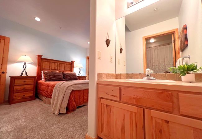 Condominium in Breckenridge - Twin Elk Mount Lincoln Condo • Ski-In • Hot Tub • Walk to Main St!  Condominium in Breckenridge - Twin Elk Mount Lincoln Condo • Ski-In • Hot Tub • Walk to Main St!