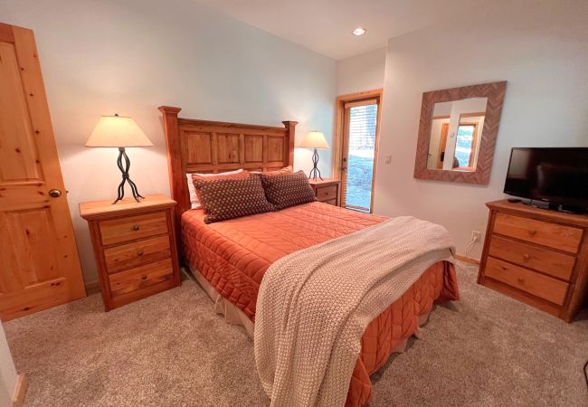 Condominium in Breckenridge - Twin Elk Mount Lincoln Condo • Ski-In • Hot Tub • Walk to Main St!  Condominium in Breckenridge - Twin Elk Mount Lincoln Condo • Ski-In • Hot Tub • Walk to Main St!