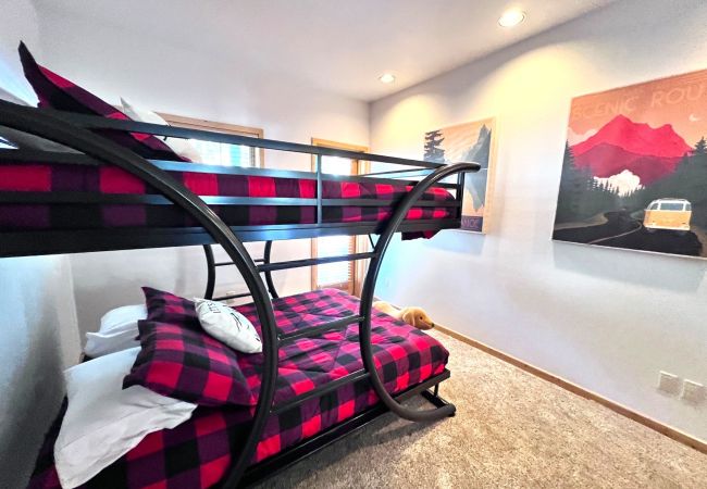 Condominium in Breckenridge - Twin Elk Mount Lincoln Condo • Ski-In • Hot Tub • Walk to Main St!  Condominium in Breckenridge - Twin Elk Mount Lincoln Condo • Ski-In • Hot Tub • Walk to Main St!