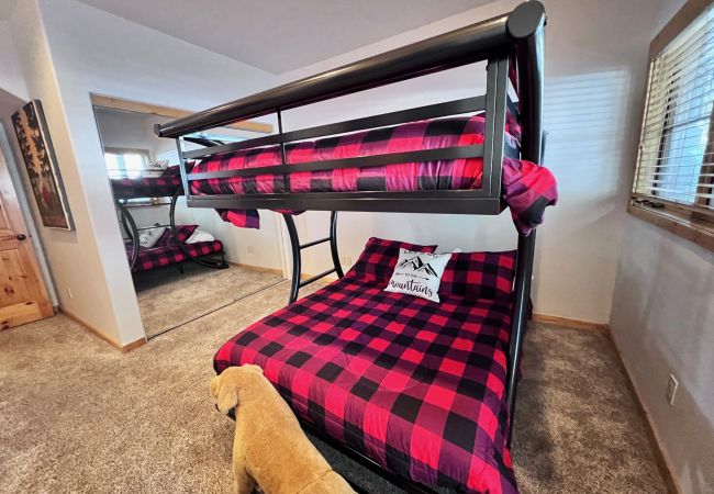 Condominium in Breckenridge - Twin Elk Mount Lincoln Condo • Ski-In • Hot Tub • Walk to Main St!  Condominium in Breckenridge - Twin Elk Mount Lincoln Condo • Ski-In • Hot Tub • Walk to Main St!