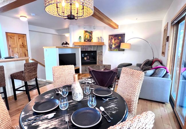 Condominium in Breckenridge - Twin Elk Mount Lincoln Condo • Ski-In • Hot Tub • Walk to Main St!  Condominium in Breckenridge - Twin Elk Mount Lincoln Condo • Ski-In • Hot Tub • Walk to Main St!