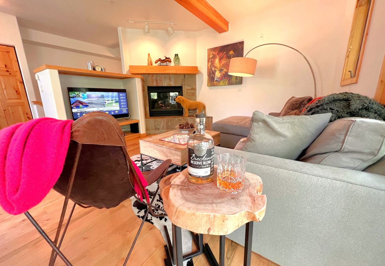 Condominium in Breckenridge - Ski-In 4 O'clock Run Soak-Hot Tub Walk to Main St! 