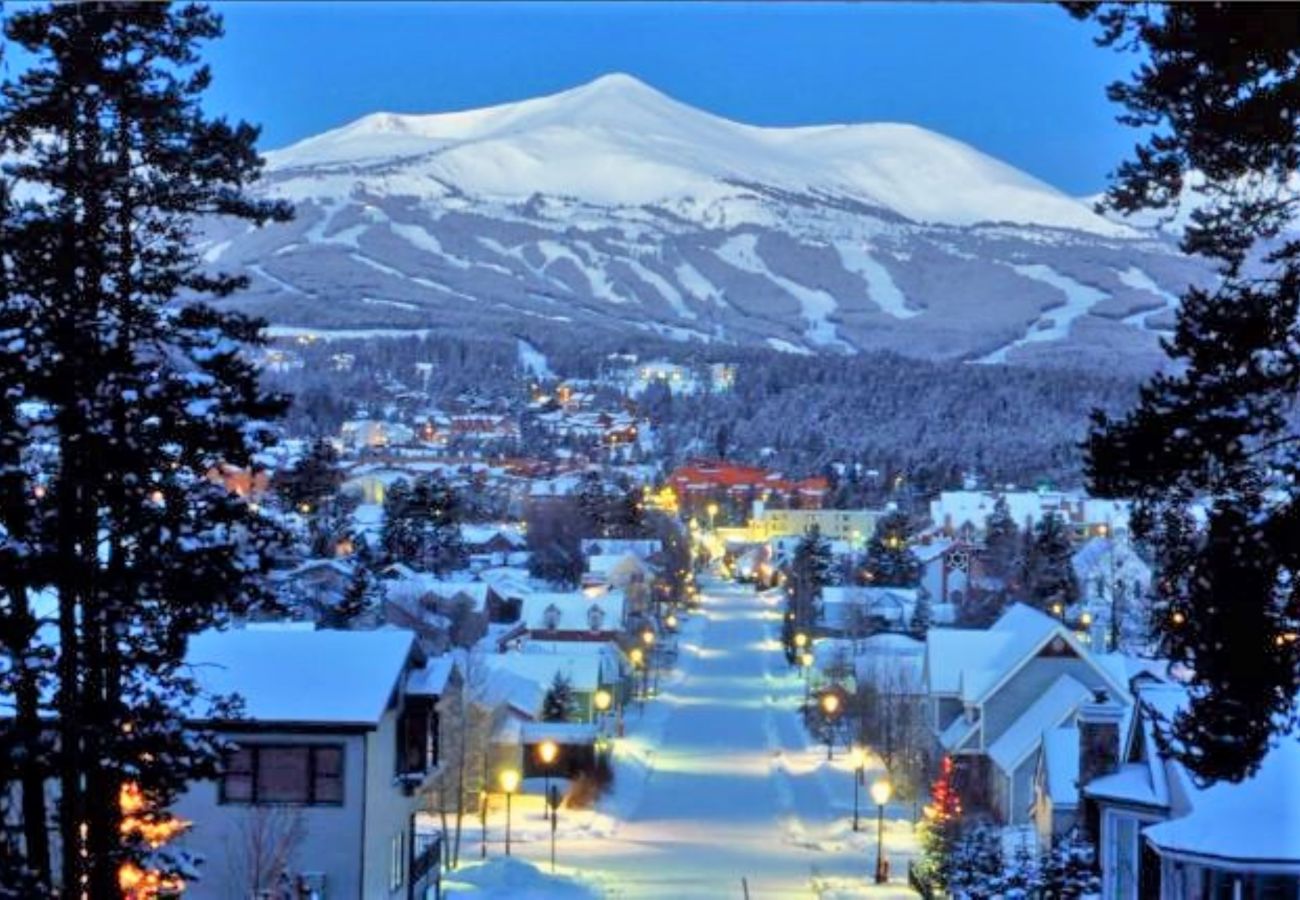 Condominium in Breckenridge - Ski-In 4 O'clock Run Soak-Hot Tub Walk to Main St! 