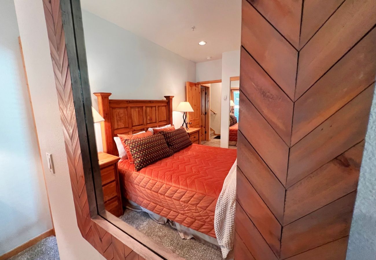 Condominium in Breckenridge - Ski-In 4 O'clock Run Soak-Hot Tub Walk to Main St! 