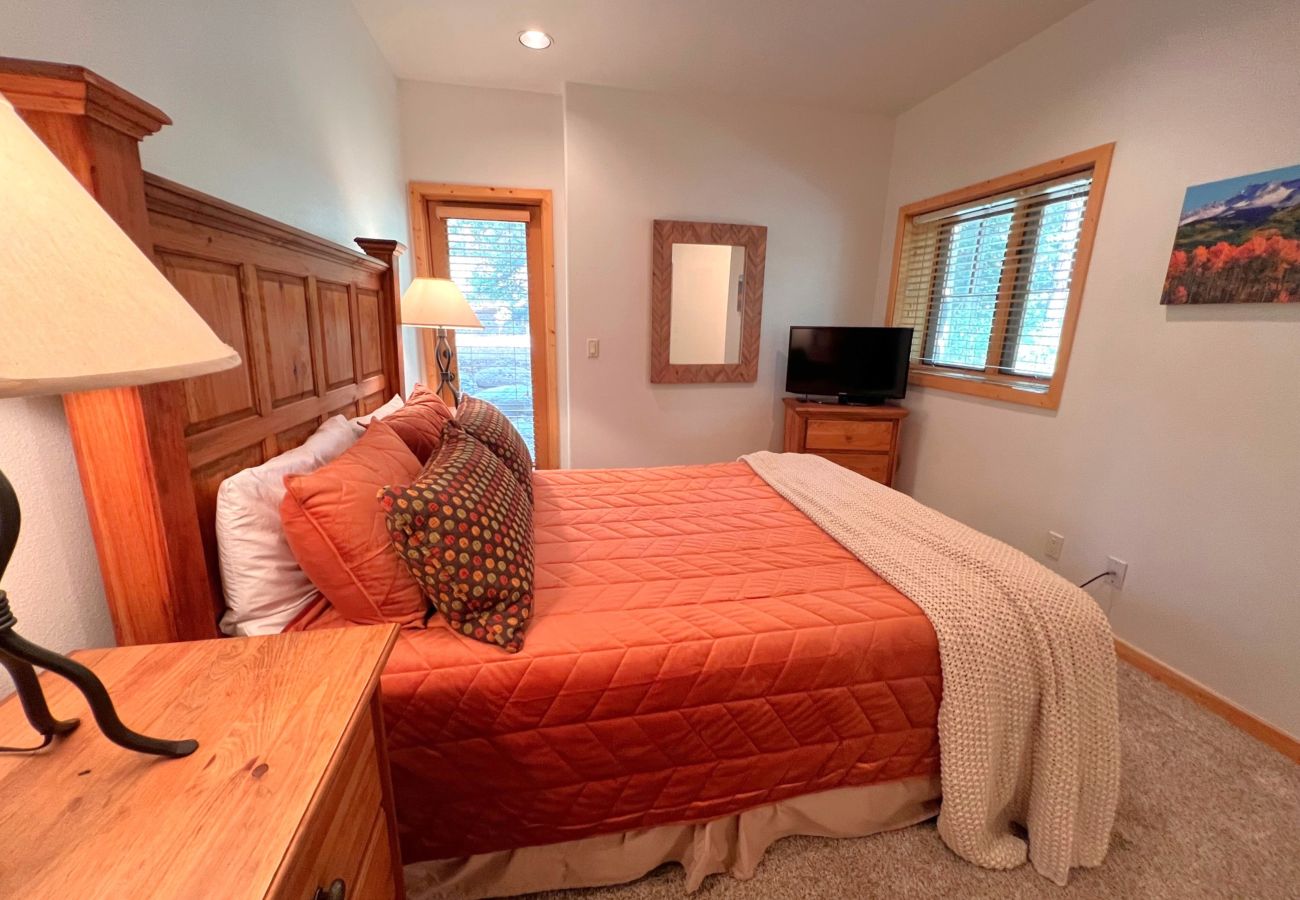 Condominium in Breckenridge - Ski-In 4 O'clock Run Soak-Hot Tub Walk to Main St! 