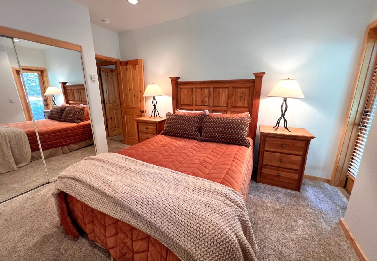 Condominium in Breckenridge - Ski-In 4 O'clock Run Soak-Hot Tub Walk to Main St! 