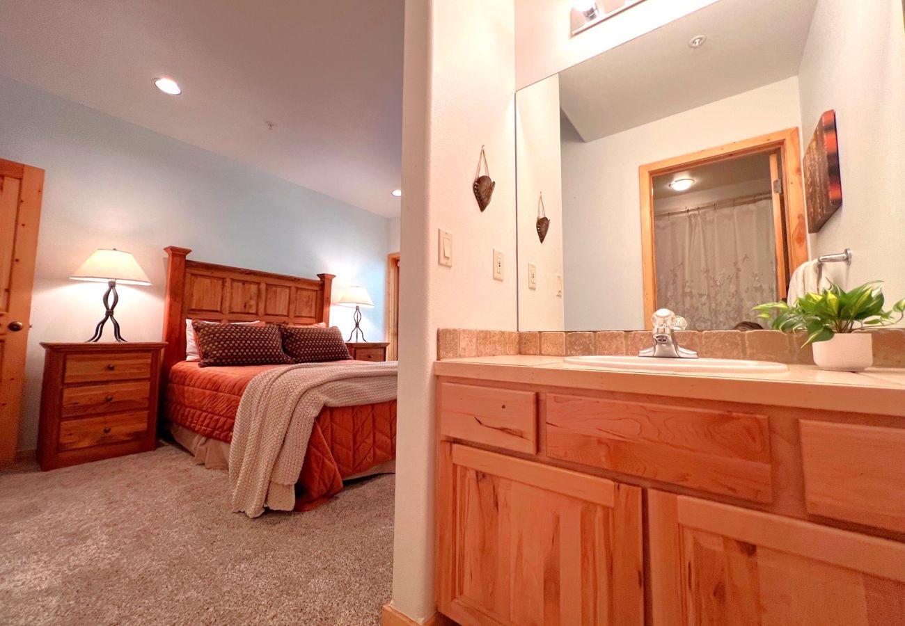 Condominium in Breckenridge - Ski-In 4 O'clock Run Soak-Hot Tub Walk to Main St! 