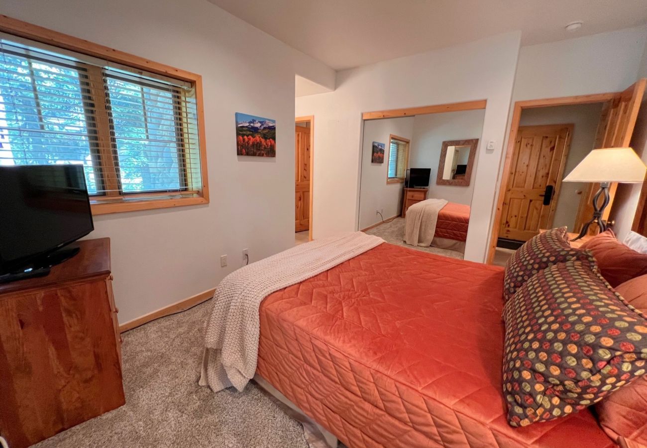 Condominium in Breckenridge - Ski-In 4 O'clock Run Soak-Hot Tub Walk to Main St! 