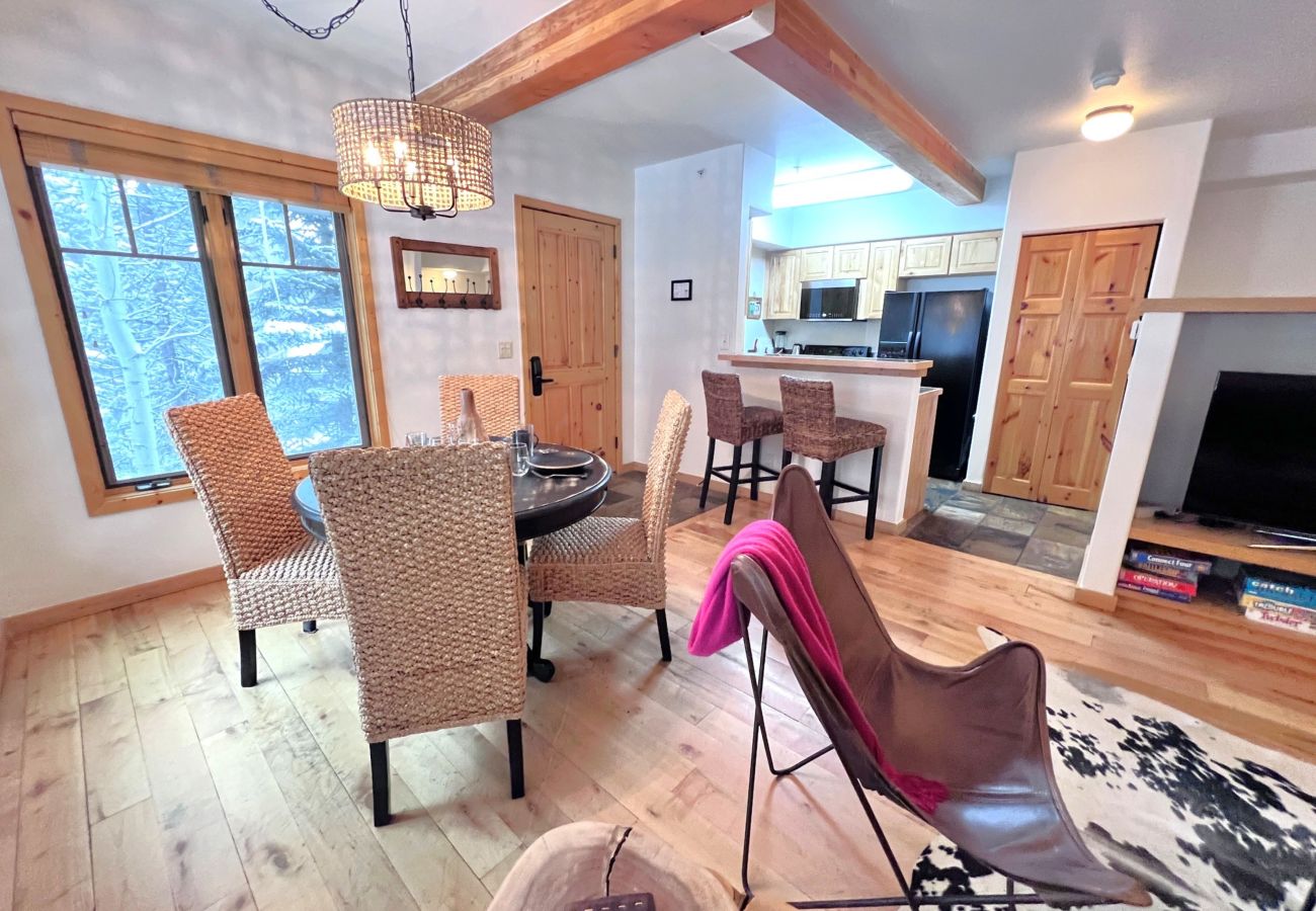 Condominium in Breckenridge - Ski-In 4 O'clock Run Soak-Hot Tub Walk to Main St! 