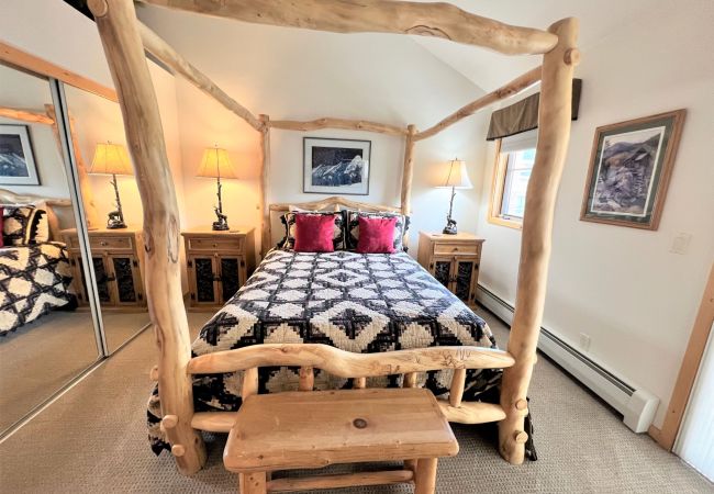 House in Breckenridge - Twin Elk Mount Cameron Condo • Ski-In • Hot Tub • Walk to Town House in Breckenridge - Twin Elk Mount Cameron Condo • Ski-In • Hot Tub • Walk to Town