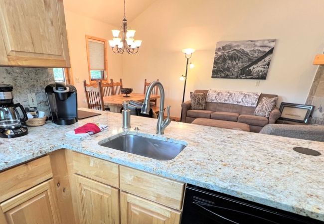 House in Breckenridge - Twin Elk Mount Cameron Condo • Ski-In • Hot Tub • Walk to Town House in Breckenridge - Twin Elk Mount Cameron Condo • Ski-In • Hot Tub • Walk to Town