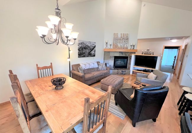 House in Breckenridge - Twin Elk Mount Cameron Condo • Ski-In • Hot Tub • Walk to Town House in Breckenridge - Twin Elk Mount Cameron Condo • Ski-In • Hot Tub • Walk to Town