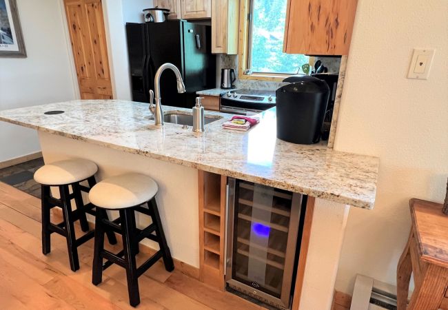 House in Breckenridge - Twin Elk Mount Cameron Condo • Ski-In • Hot Tub • Walk to Town House in Breckenridge - Twin Elk Mount Cameron Condo • Ski-In • Hot Tub • Walk to Town