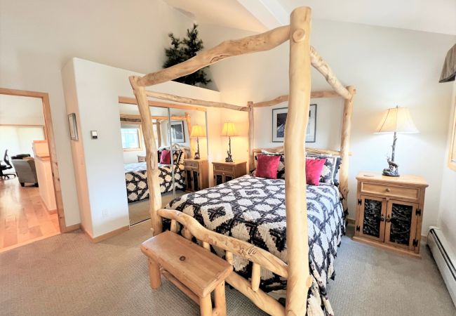 House in Breckenridge - Twin Elk Mount Cameron Condo • Ski-In • Hot Tub • Walk to Town House in Breckenridge - Twin Elk Mount Cameron Condo • Ski-In • Hot Tub • Walk to Town