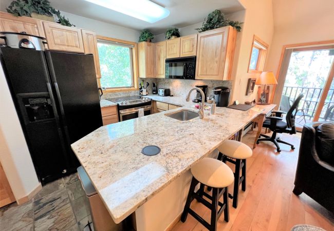 House in Breckenridge - Twin Elk Mount Cameron Condo • Ski-In • Hot Tub • Walk to Town House in Breckenridge - Twin Elk Mount Cameron Condo • Ski-In • Hot Tub • Walk to Town