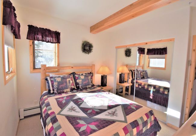 House in Breckenridge - Twin Elk Mount Cameron Condo • Ski-In • Hot Tub • Walk to Town House in Breckenridge - Twin Elk Mount Cameron Condo • Ski-In • Hot Tub • Walk to Town