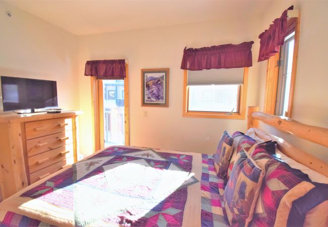 House in Breckenridge - Twin Elk Mount Cameron Condo • Ski-In • Hot Tub • Walk to Town House in Breckenridge - Twin Elk Mount Cameron Condo • Ski-In • Hot Tub • Walk to Town