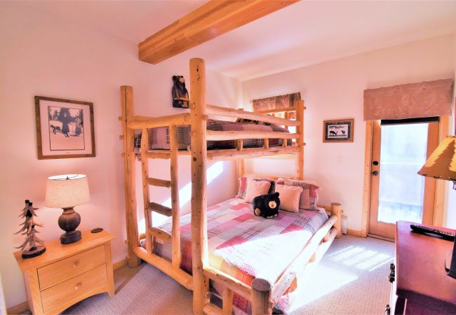 House in Breckenridge - Twin Elk Mount Cameron Condo • Ski-In • Hot Tub • Walk to Town House in Breckenridge - Twin Elk Mount Cameron Condo • Ski-In • Hot Tub • Walk to Town