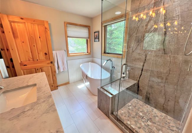 House in Breckenridge - Twin Elk Mount Cameron Condo • Ski-In • Hot Tub • Walk to Town House in Breckenridge - Twin Elk Mount Cameron Condo • Ski-In • Hot Tub • Walk to Town