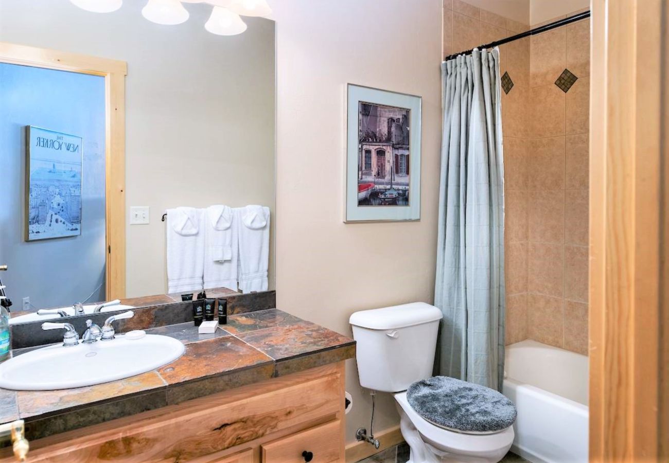 Townhouse in Frisco - Near Main St Frisco + 5 Ski Resorts Come Play+Ski!