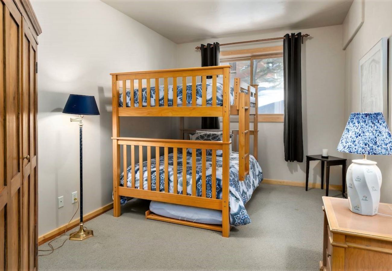 Townhouse in Frisco - Near Main St Frisco + 5 Ski Resorts Come Play+Ski!