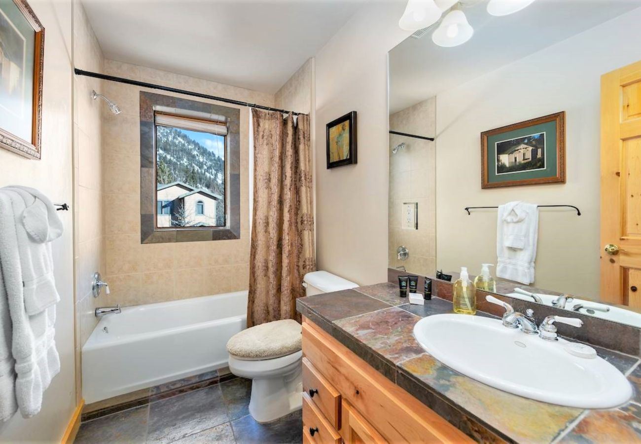 Townhouse in Frisco - Near Main St Frisco + 5 Ski Resorts Come Play+Ski!