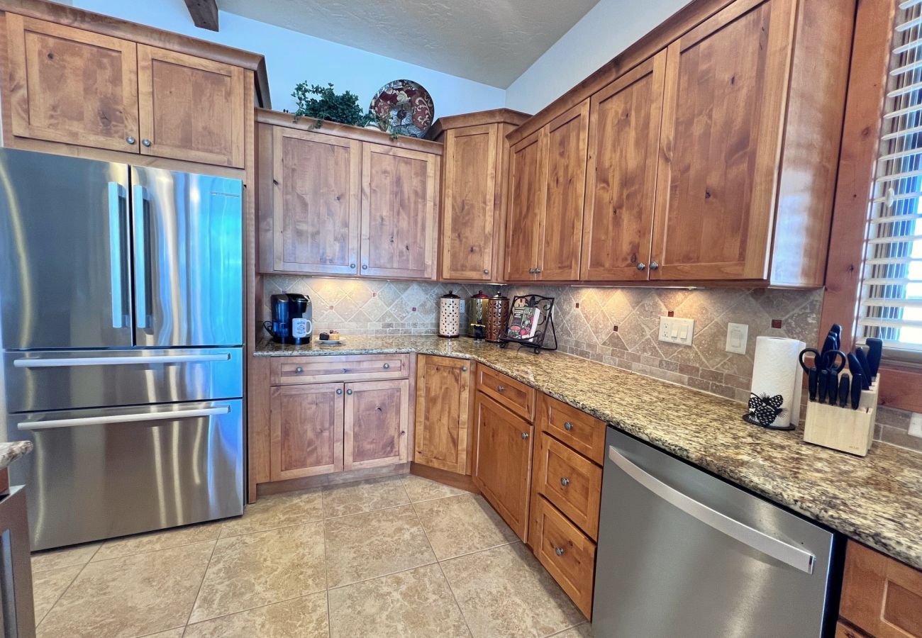 House in Silverthorne - Mtn Views! Fire Pit, Dog Friendly, Ski, Hike, Play
