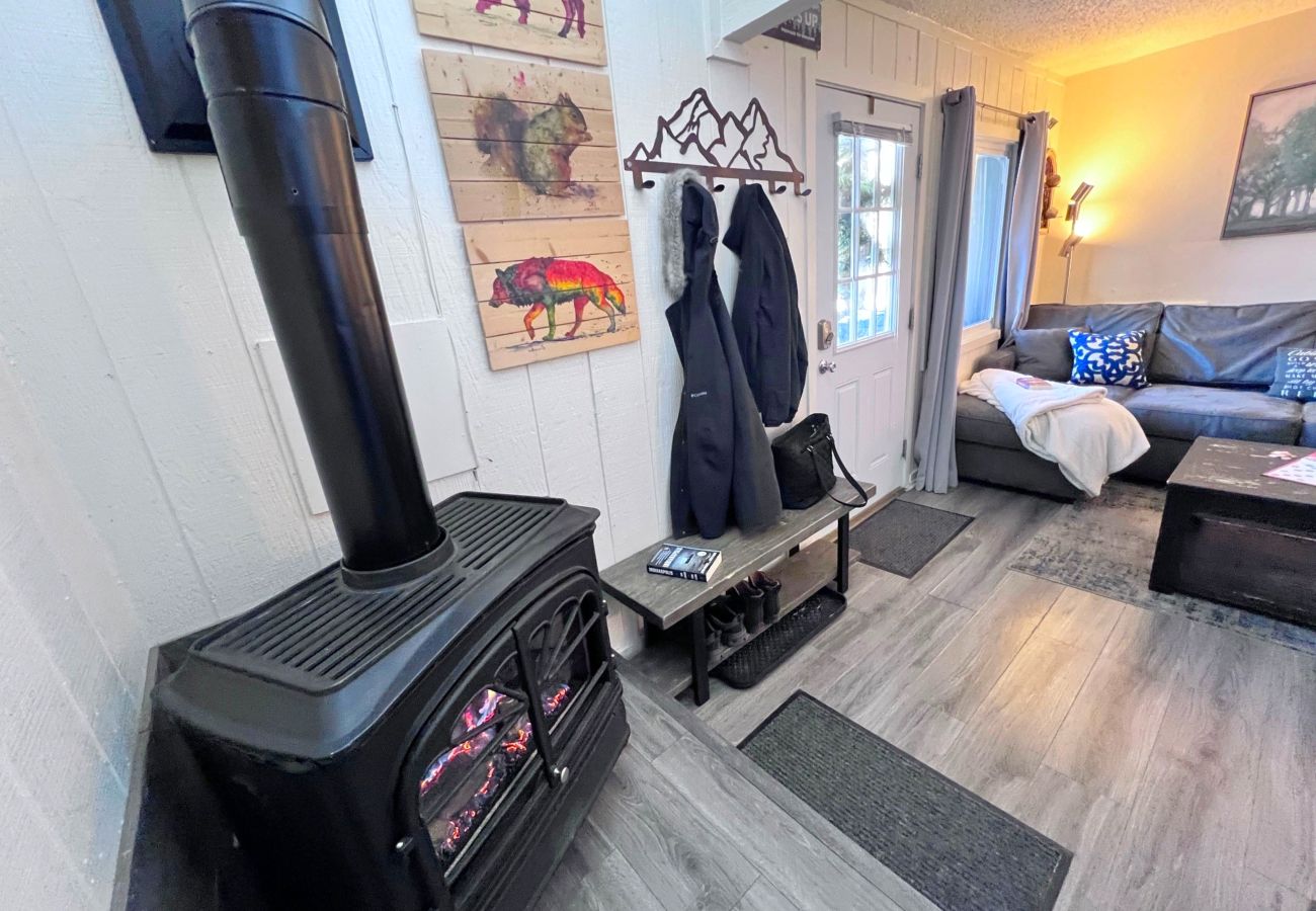 Townhouse in Breckenridge - Cozy Condo FREE Short Shuttle Ride to Ski Breck!