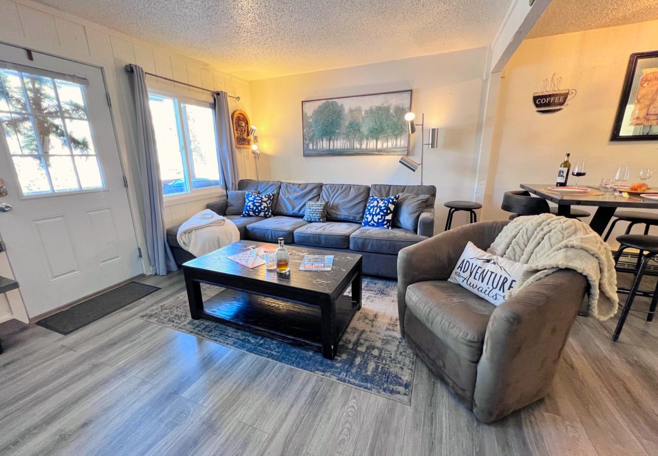 Townhouse in Breckenridge - Cozy Condo FREE Short Shuttle Ride to Ski Breck!