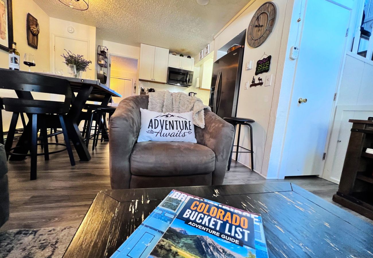 Townhouse in Breckenridge - Cozy Condo FREE Short Shuttle Ride to Ski Breck!