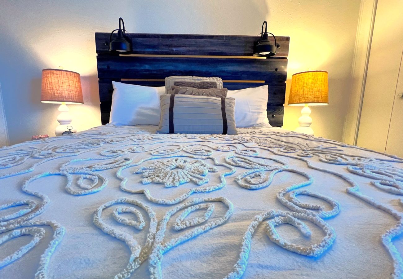 Townhouse in Breckenridge - Cozy Condo FREE Short Shuttle Ride to Ski Breck!