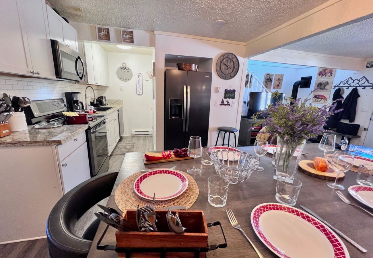 Townhouse in Breckenridge - Cozy Condo FREE Short Shuttle Ride to Ski Breck!
