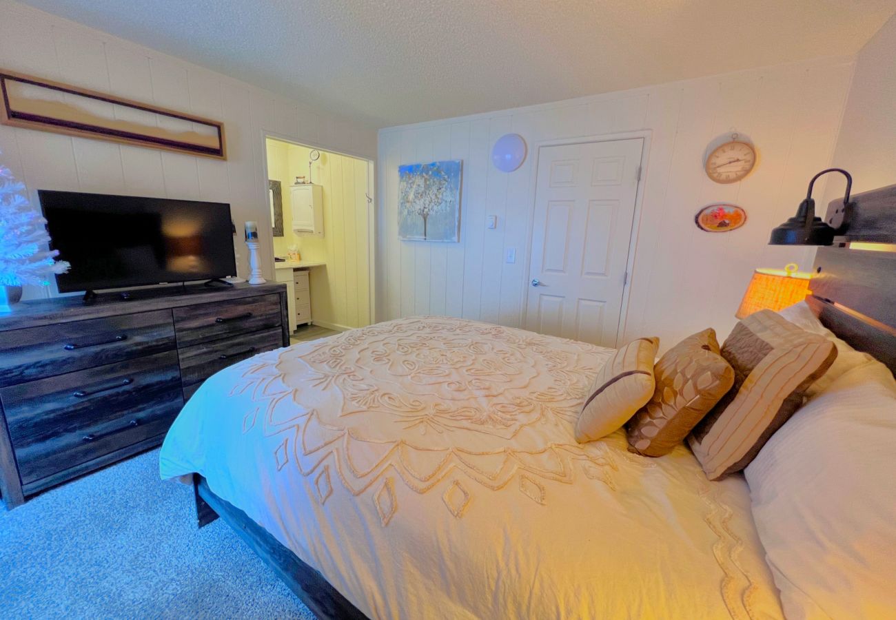 Townhouse in Breckenridge - Cozy Condo FREE Short Shuttle Ride to Ski Breck!
