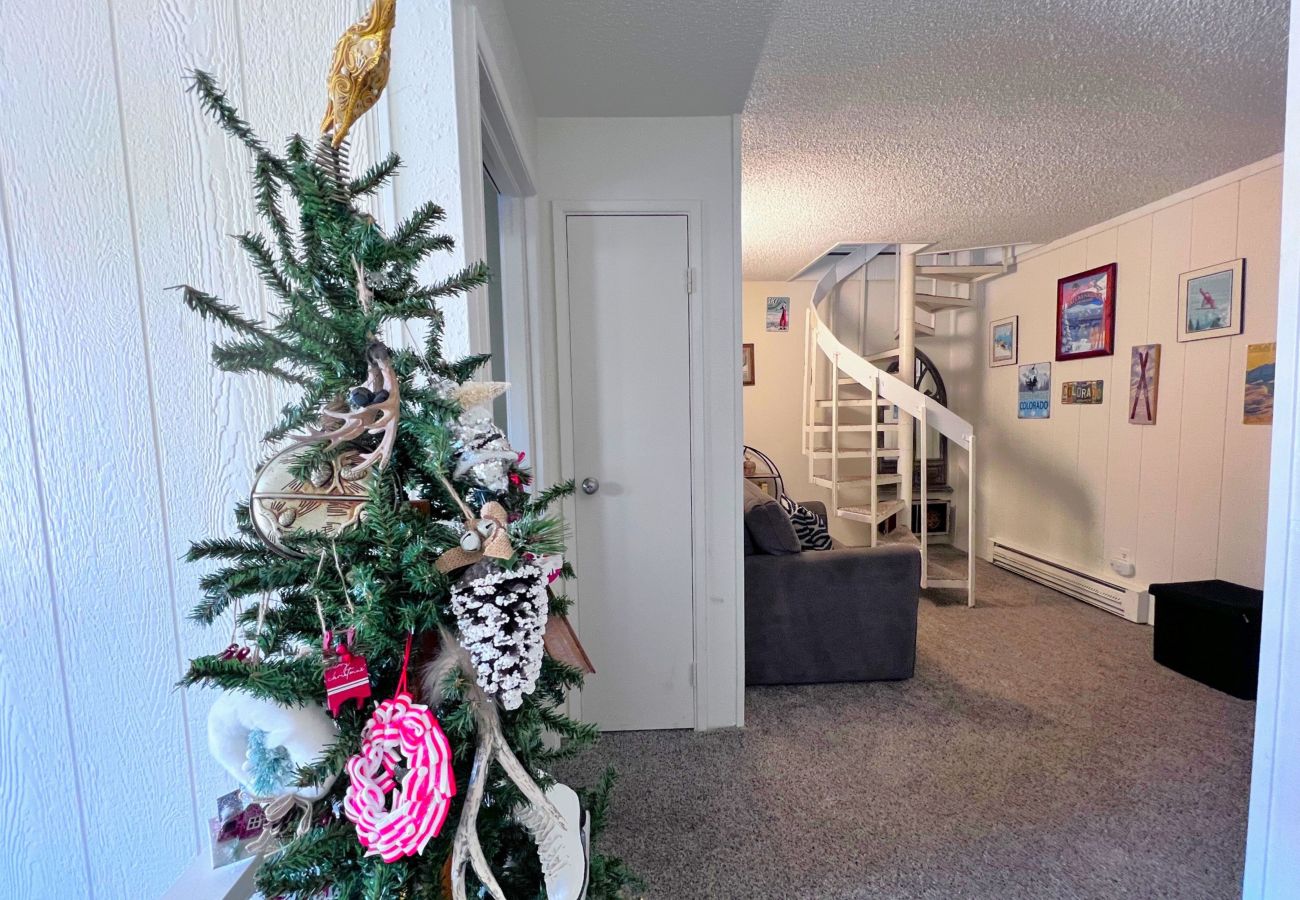Townhouse in Breckenridge - Cozy Condo FREE Short Shuttle Ride to Ski Breck!