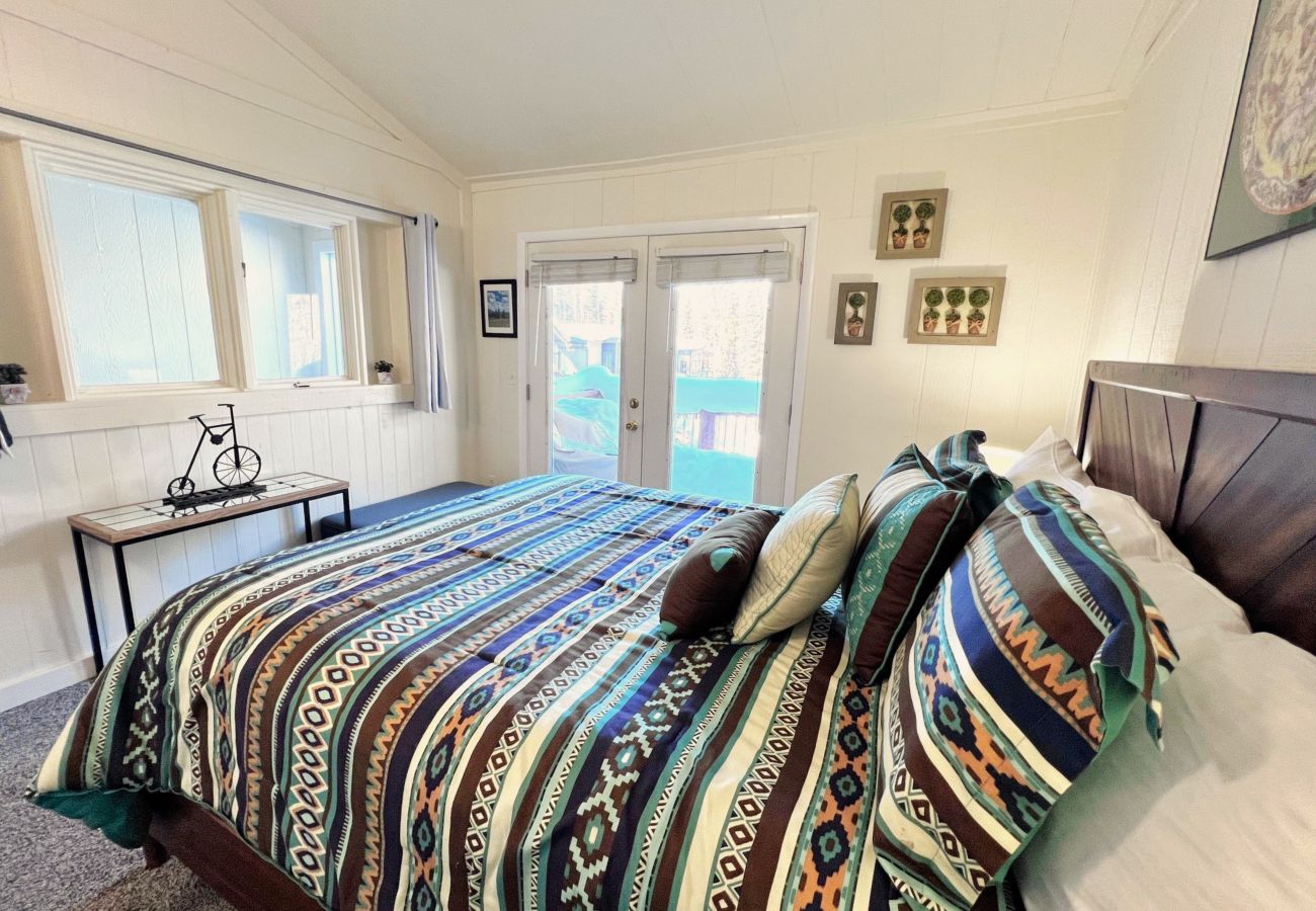 Townhouse in Breckenridge - Cozy Condo FREE Short Shuttle Ride to Ski Breck!