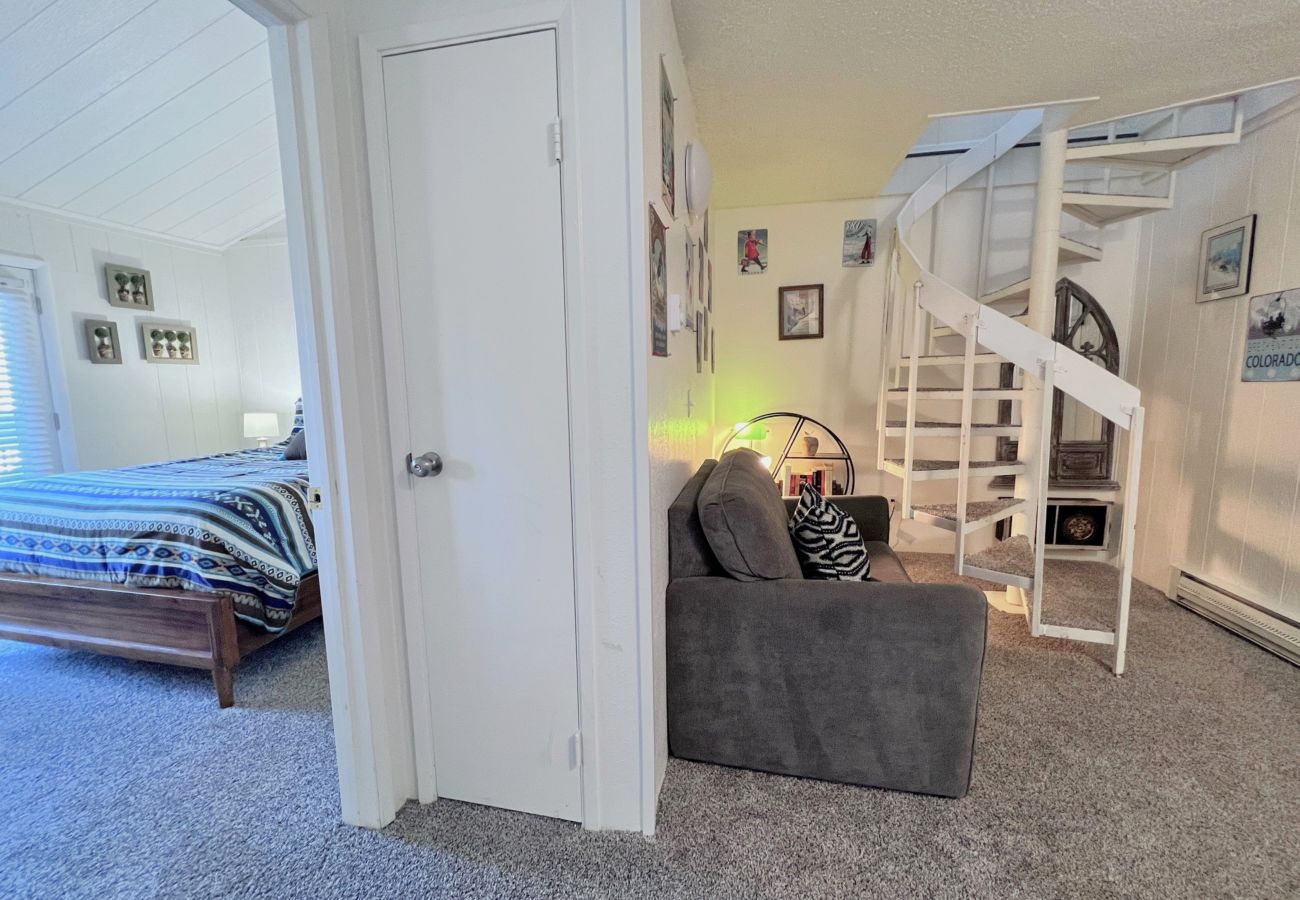 Townhouse in Breckenridge - Cozy Condo FREE Short Shuttle Ride to Ski Breck!