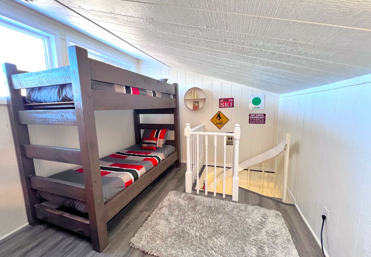Townhouse in Breckenridge - Cozy Condo FREE Short Shuttle Ride to Ski Breck!