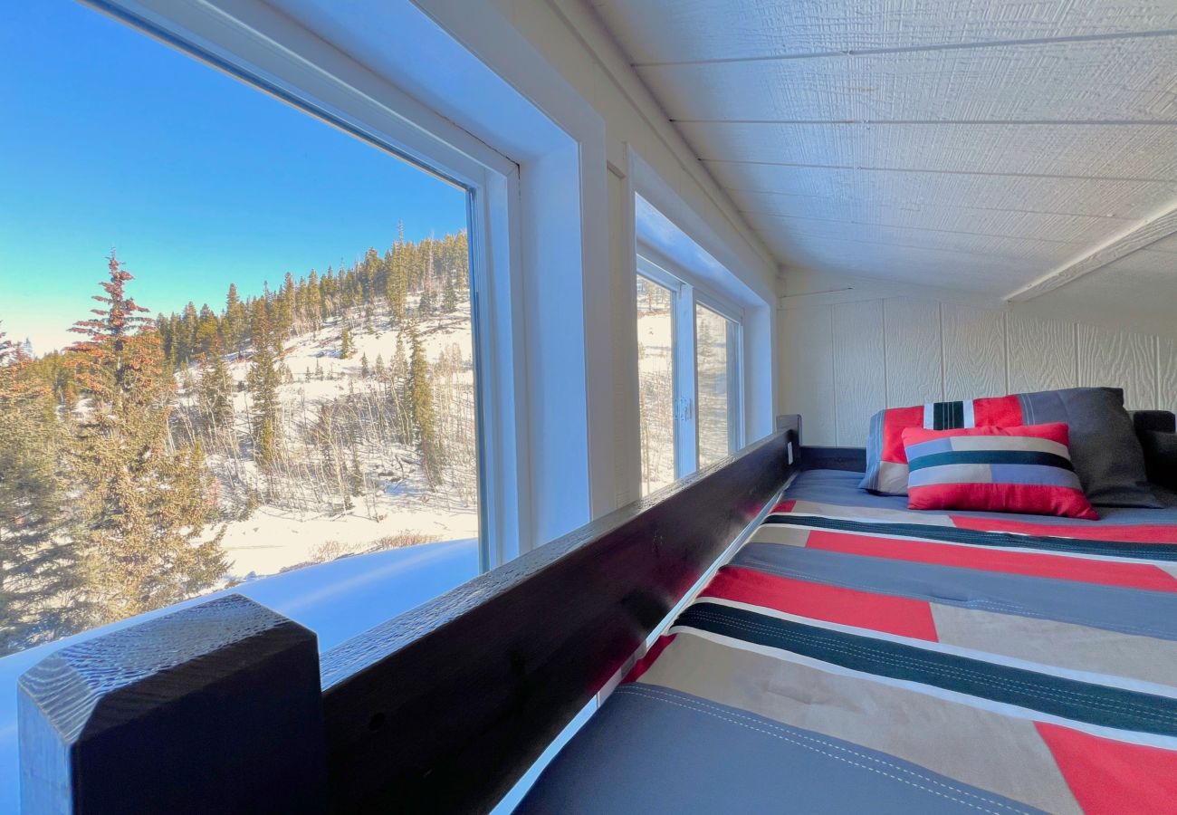 Townhouse in Breckenridge - Cozy Condo FREE Short Shuttle Ride to Ski Breck!