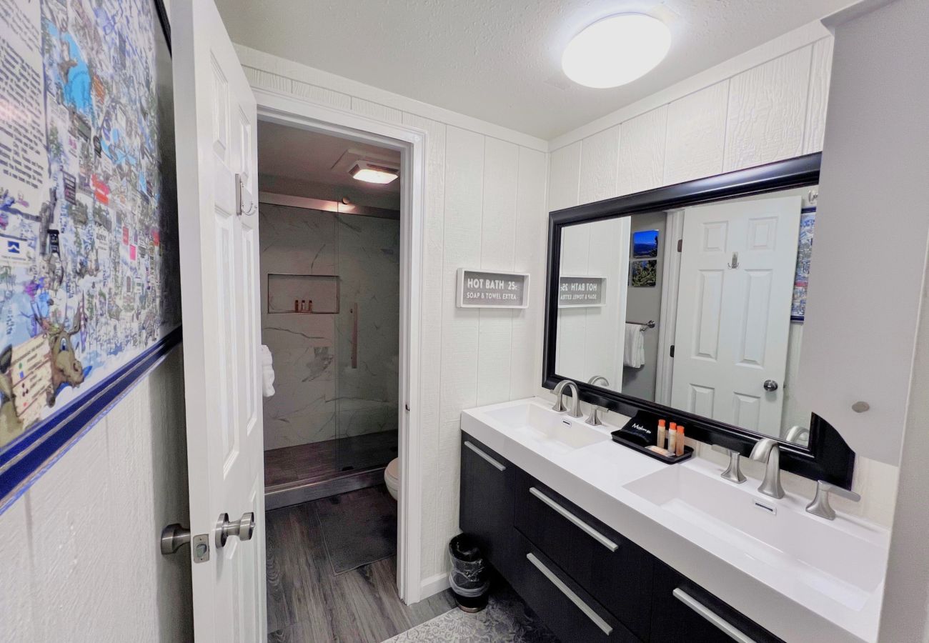 Townhouse in Breckenridge - Cozy Condo FREE Short Shuttle Ride to Ski Breck!