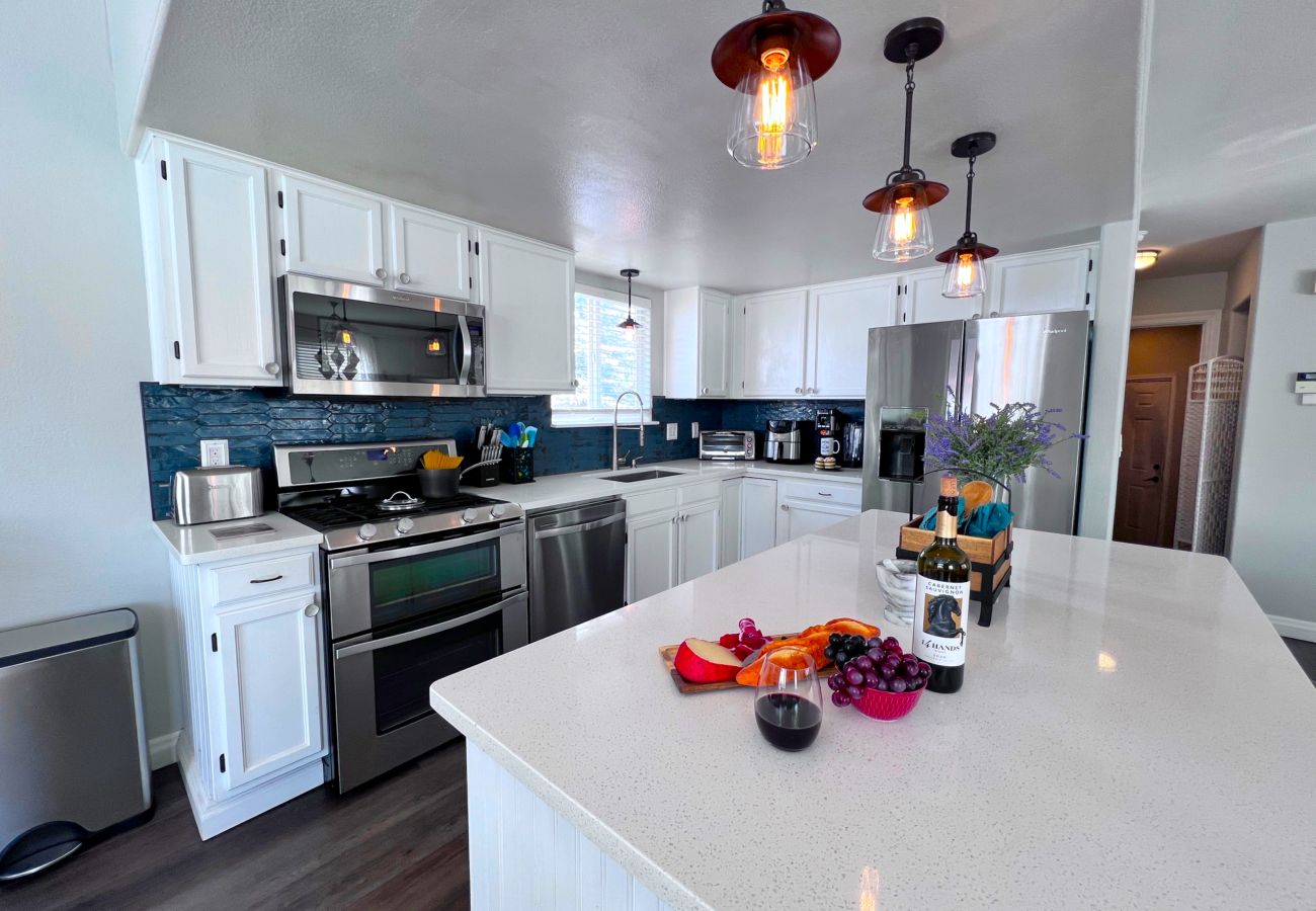 House in Silverthorne - In Town, Private Hot Tub, Ski, Hike, Eat, Gather!