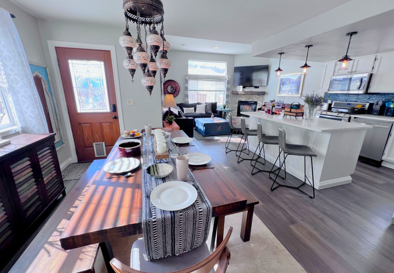 House in Silverthorne - In Town, Private Hot Tub, Ski, Hike, Eat, Gather!