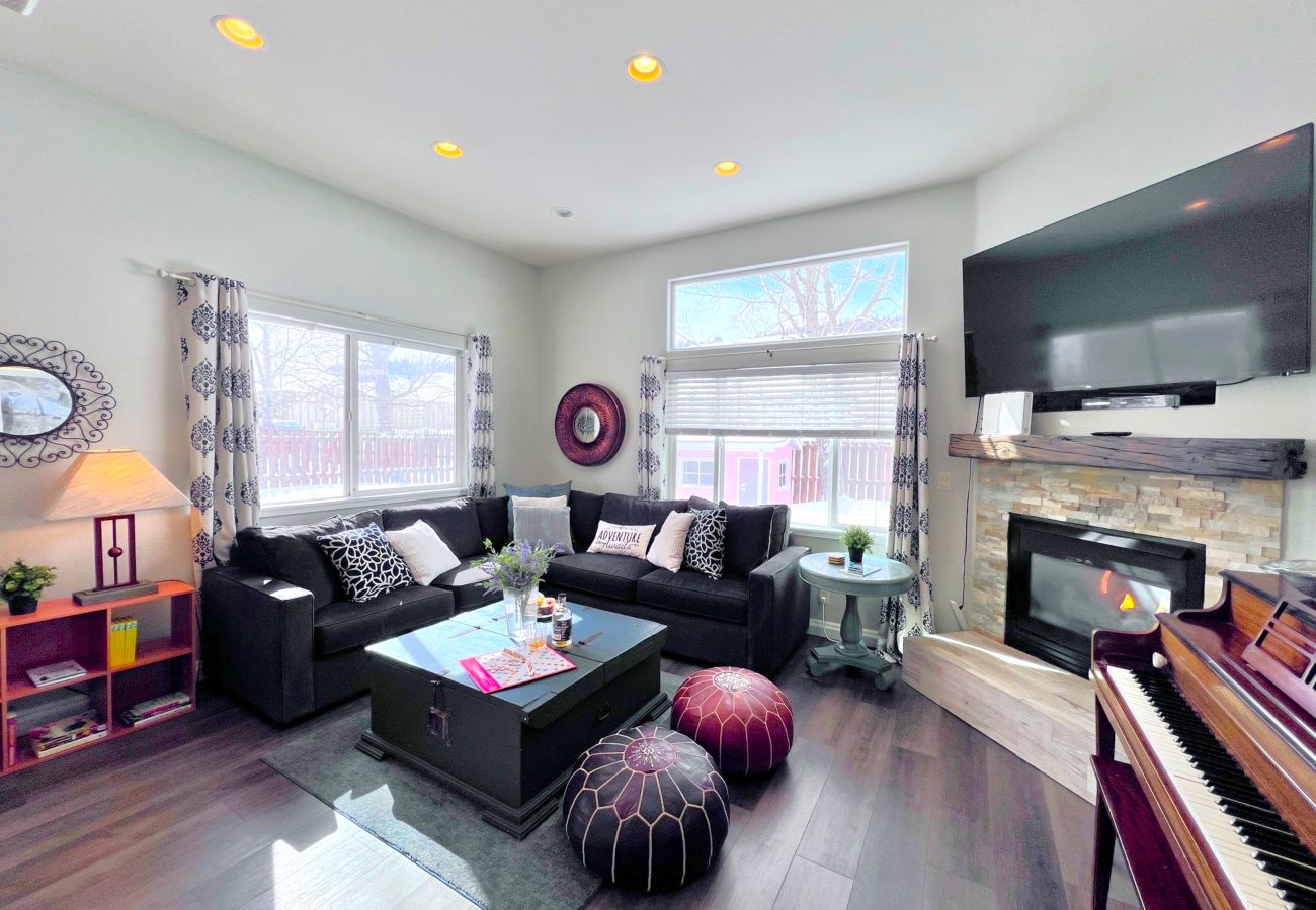 House in Silverthorne - In Town, Private Hot Tub, Ski, Hike, Eat, Gather!