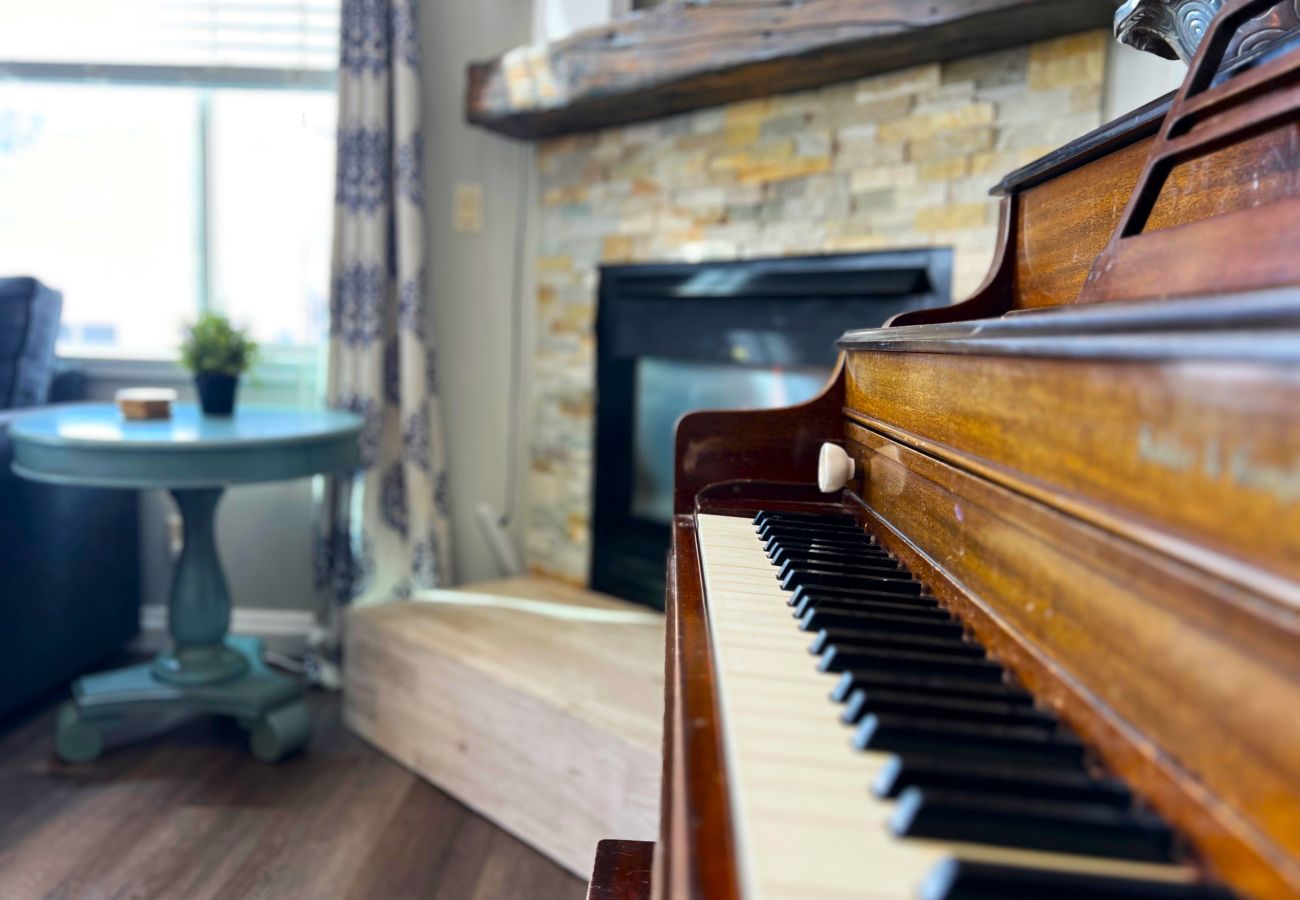 House in Silverthorne - In Town, Private Hot Tub, Ski, Hike, Eat, Gather!